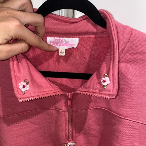 Cropped pink sweater with rose detailing. Lady dandelion size L - Picture 2 of 4